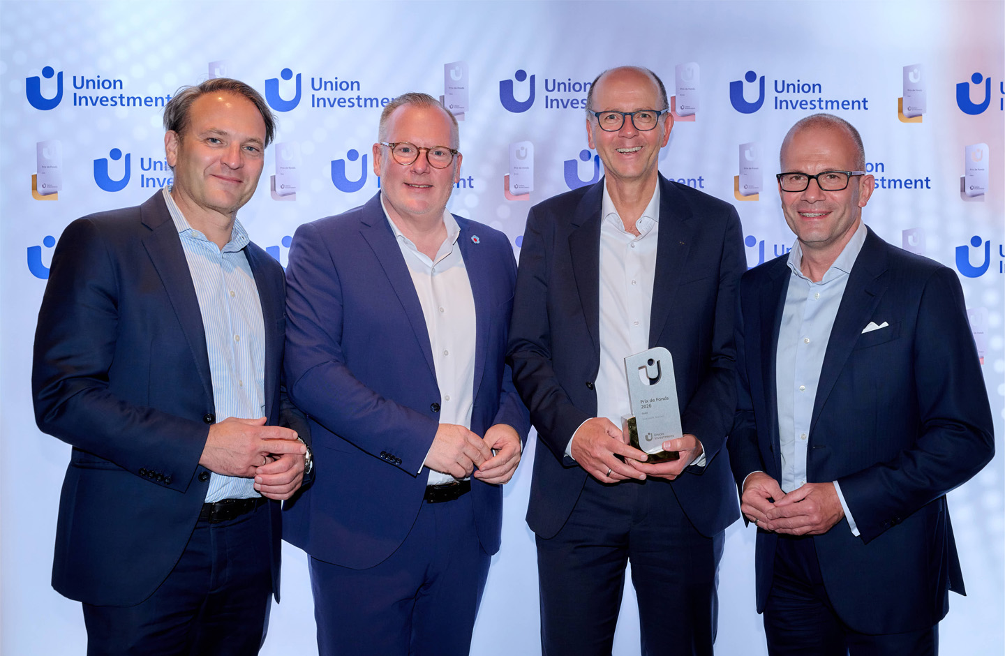 Vier Personen posieren bei der Prix de Fonds 2026-Verleihung; eine Person hält die Auszeichnung in der Hand.